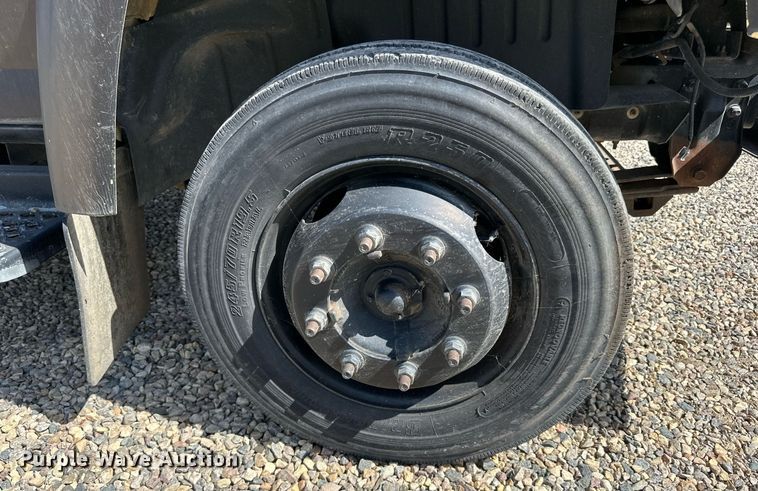 image for item DN0753 2005 GMC  C5500 truck cab and chassis