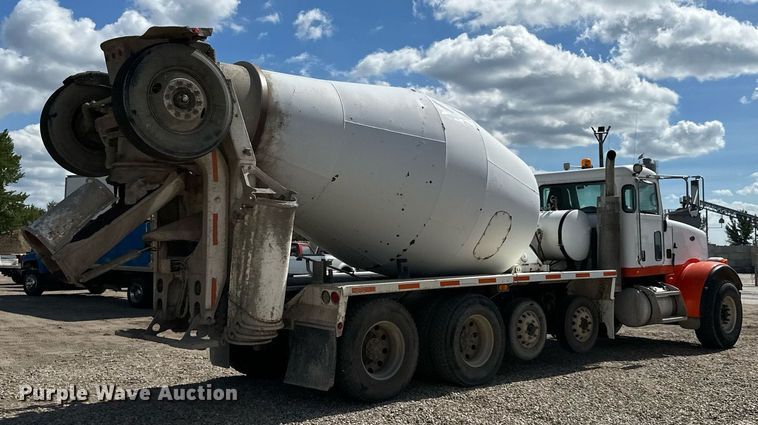 image for item DN0754 2007 Peterbilt  357 ready mix truck
