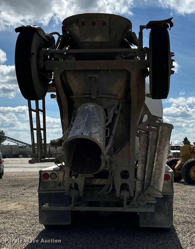 image for item DN0754 2007 Peterbilt  357 ready mix truck