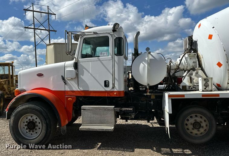 image for item DN0754 2007 Peterbilt  357 ready mix truck