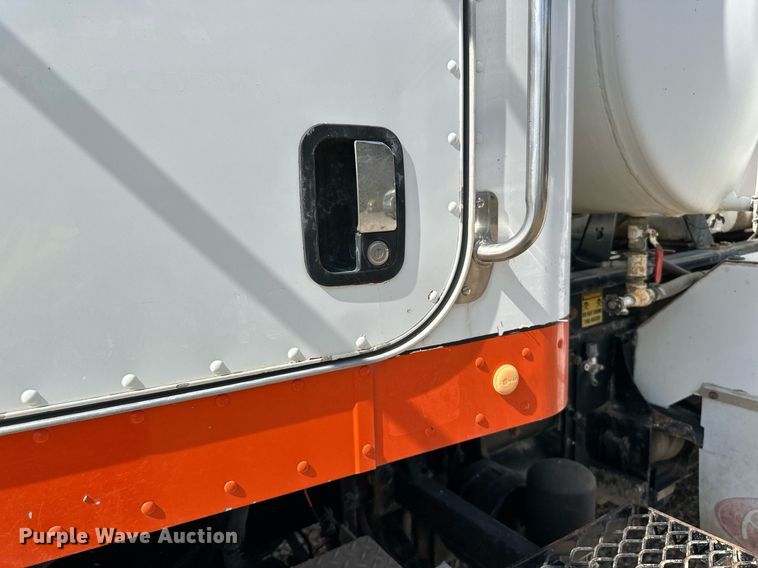 image for item DN0754 2007 Peterbilt  357 ready mix truck