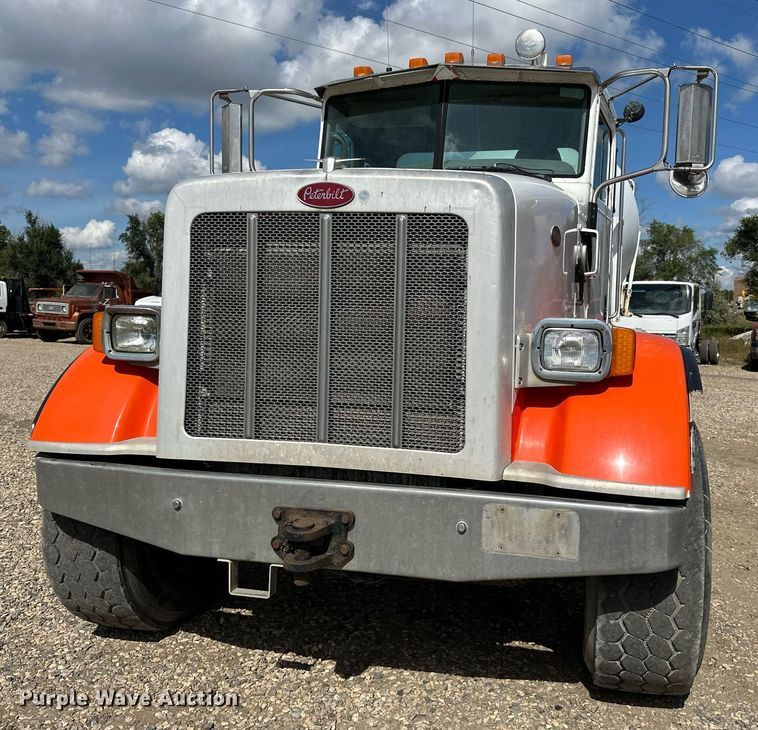 image for item DN0754 2007 Peterbilt  357 ready mix truck