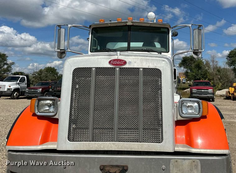 image for item DN0754 2007 Peterbilt  357 ready mix truck