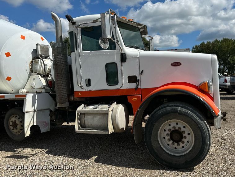 image for item DN0754 2007 Peterbilt  357 ready mix truck