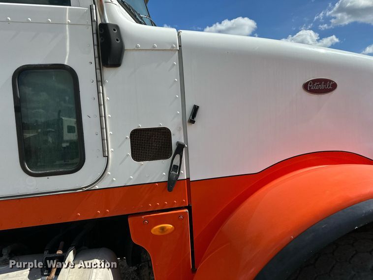 image for item DN0754 2007 Peterbilt  357 ready mix truck