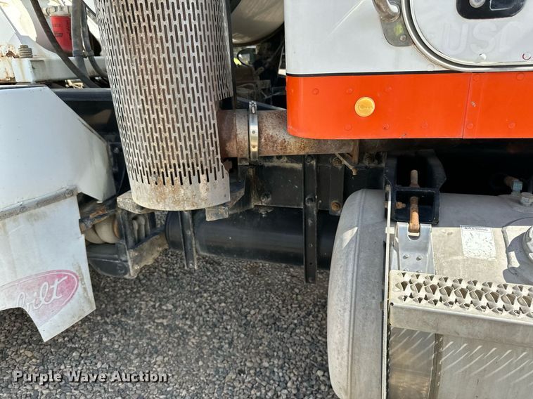 image for item DN0754 2007 Peterbilt  357 ready mix truck