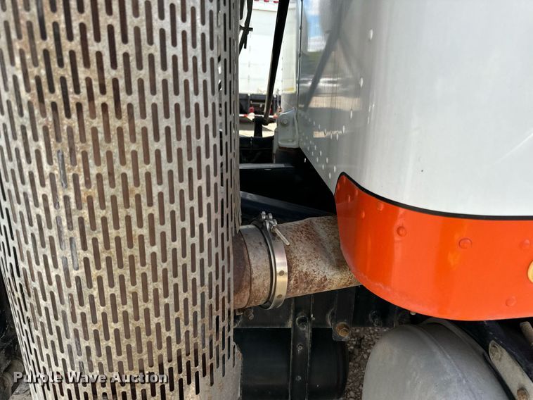 image for item DN0754 2007 Peterbilt  357 ready mix truck