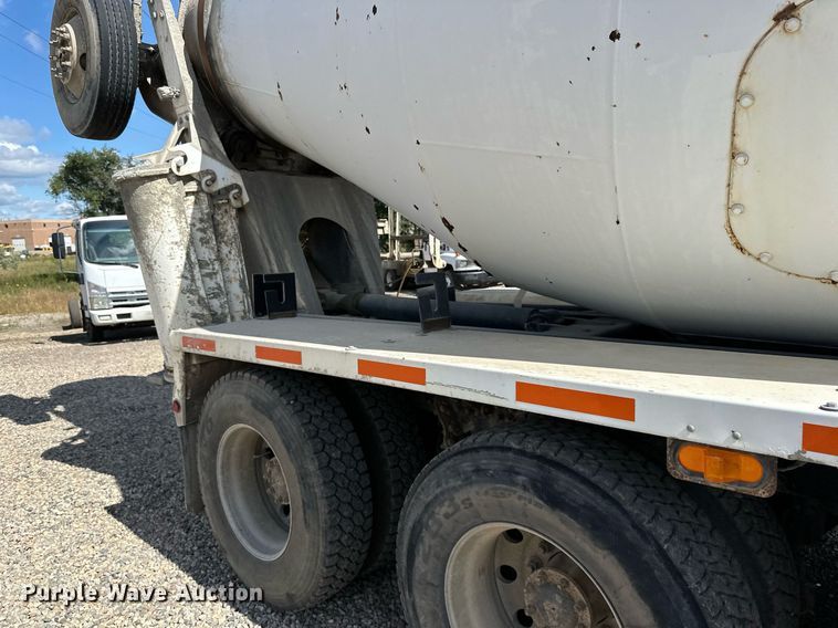 image for item DN0754 2007 Peterbilt  357 ready mix truck