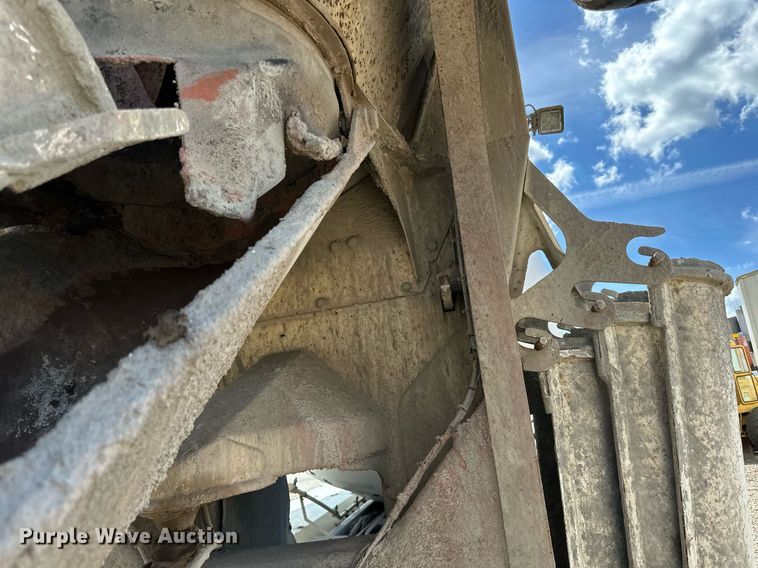 image for item DN0754 2007 Peterbilt  357 ready mix truck