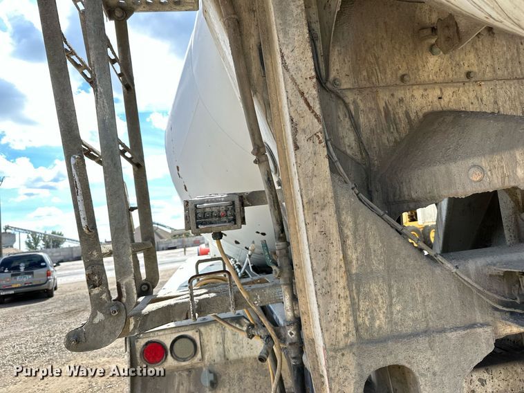 image for item DN0754 2007 Peterbilt  357 ready mix truck