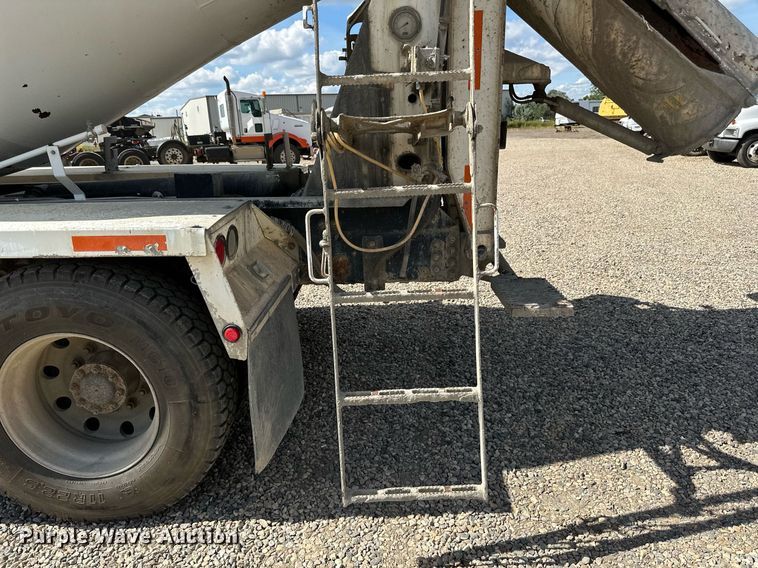 image for item DN0754 2007 Peterbilt  357 ready mix truck