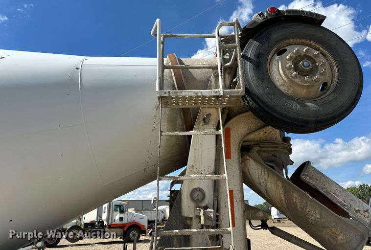 image for item DN0754 2007 Peterbilt  357 ready mix truck