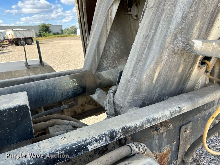 image for item DN0754 2007 Peterbilt  357 ready mix truck