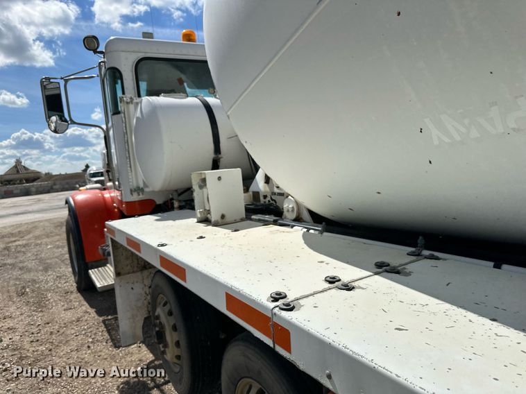 image for item DN0754 2007 Peterbilt  357 ready mix truck