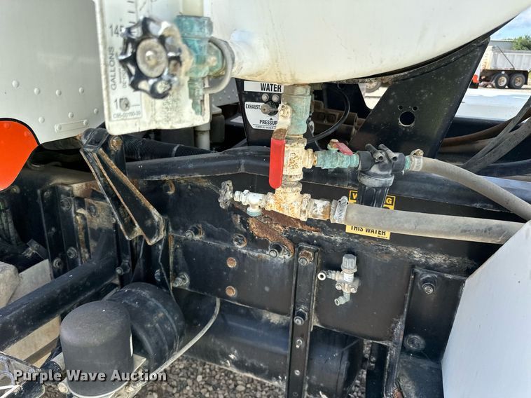 image for item DN0754 2007 Peterbilt  357 ready mix truck