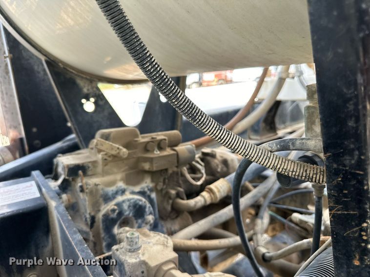 image for item DN0754 2007 Peterbilt  357 ready mix truck