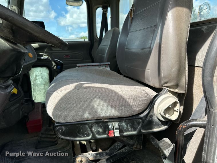 image for item DN0754 2007 Peterbilt  357 ready mix truck