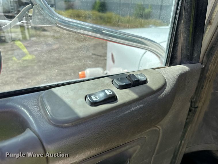 image for item DN0754 2007 Peterbilt  357 ready mix truck