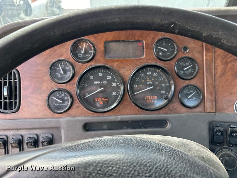 image for item DN0754 2007 Peterbilt  357 ready mix truck