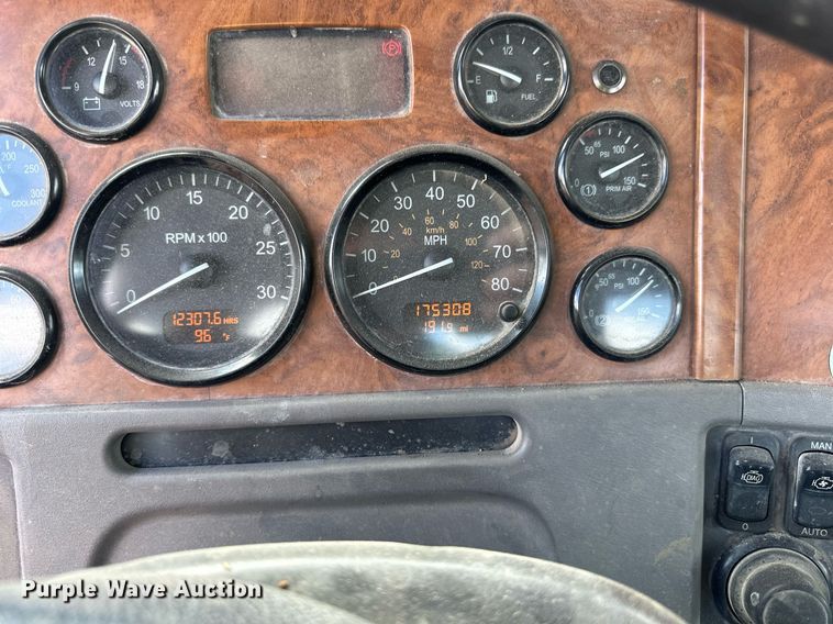 image for item DN0754 2007 Peterbilt  357 ready mix truck