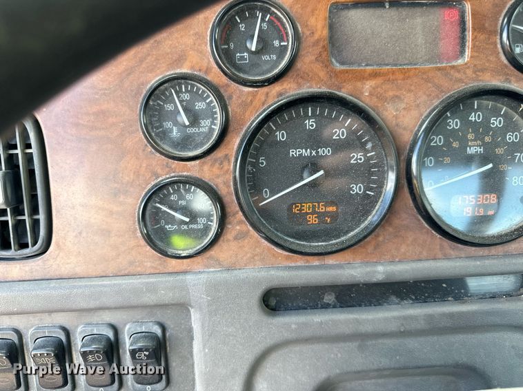 image for item DN0754 2007 Peterbilt  357 ready mix truck