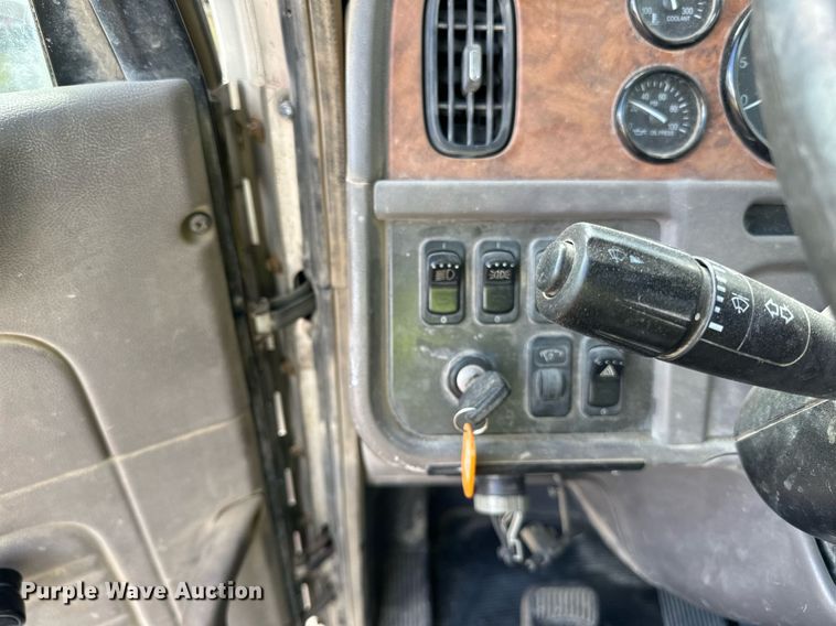 image for item DN0754 2007 Peterbilt  357 ready mix truck