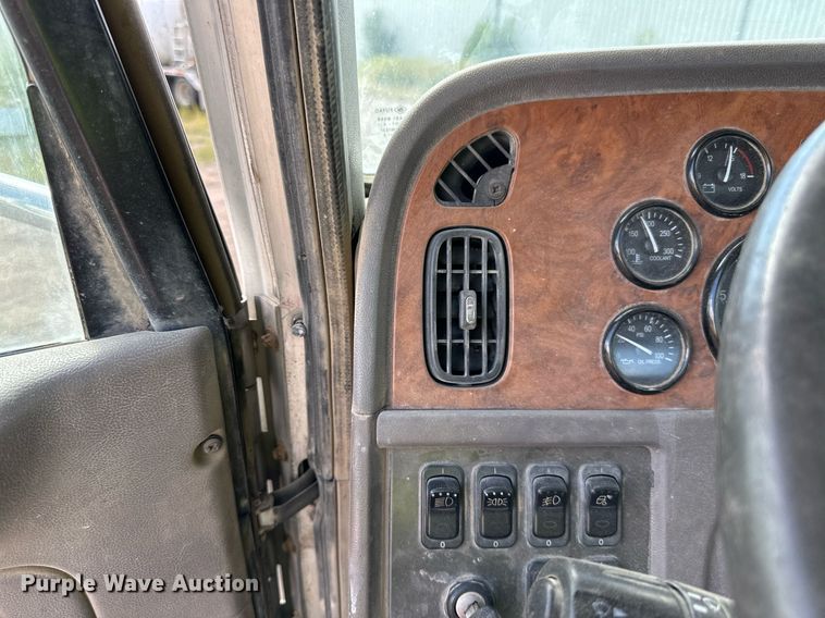 image for item DN0754 2007 Peterbilt  357 ready mix truck