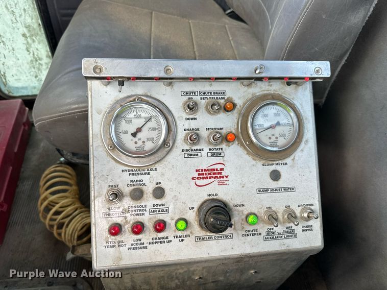 image for item DN0754 2007 Peterbilt  357 ready mix truck