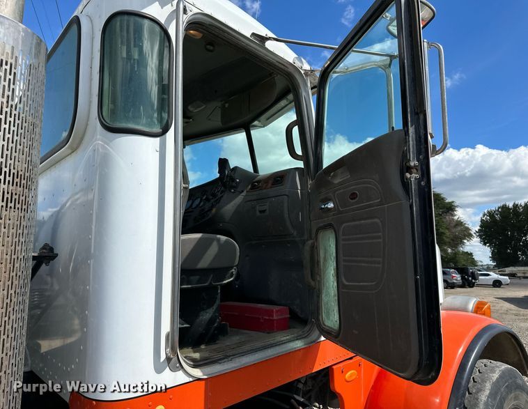 image for item DN0754 2007 Peterbilt  357 ready mix truck