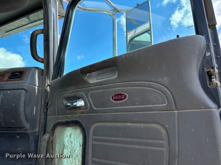 image for item DN0754 2007 Peterbilt  357 ready mix truck