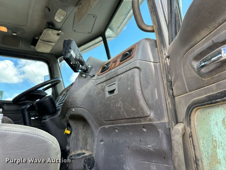 image for item DN0754 2007 Peterbilt  357 ready mix truck