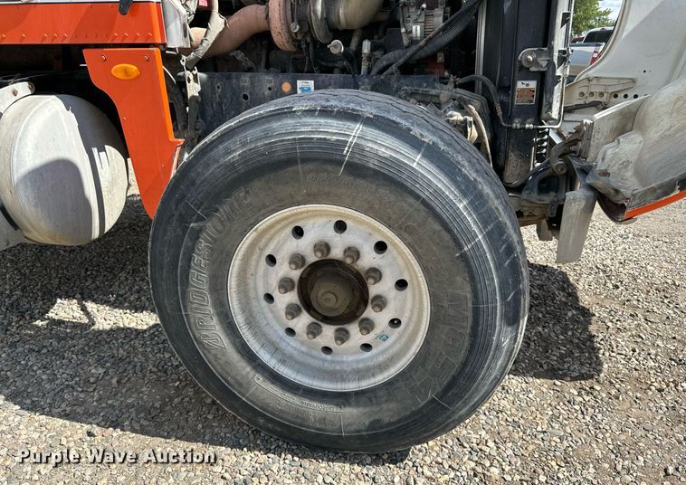 image for item DN0754 2007 Peterbilt  357 ready mix truck