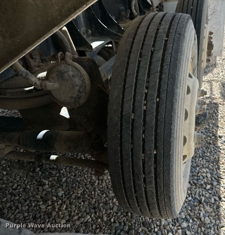 image for item DN0754 2007 Peterbilt  357 ready mix truck