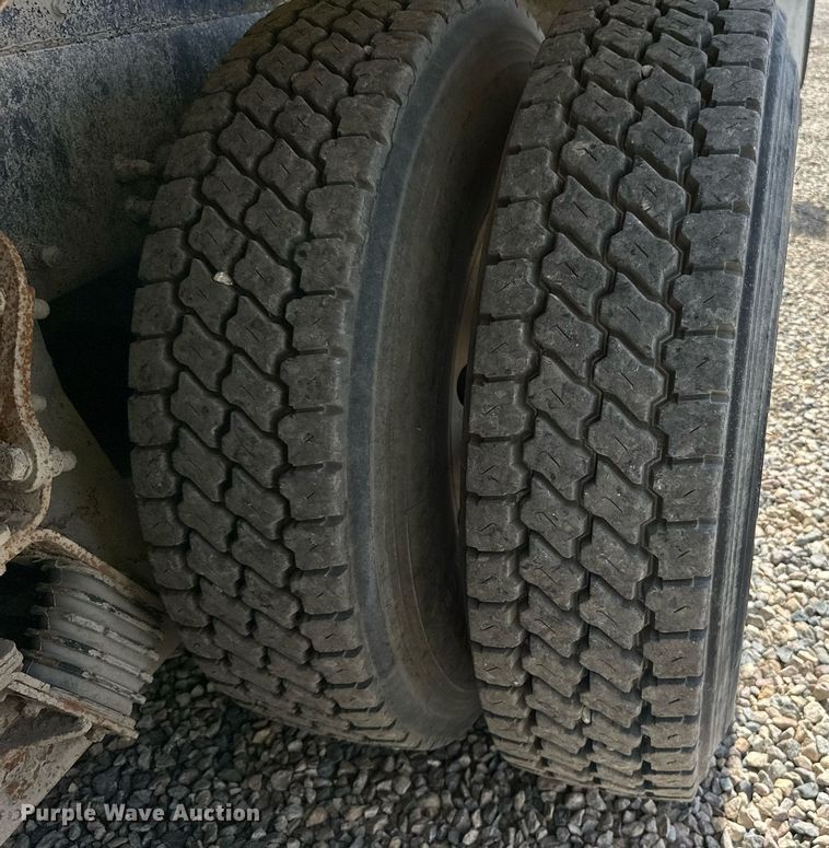 image for item DN0754 2007 Peterbilt  357 ready mix truck