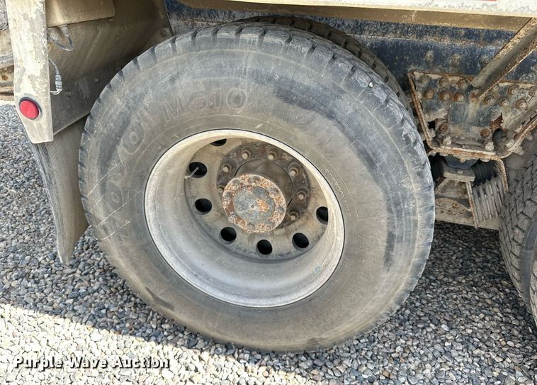 image for item DN0754 2007 Peterbilt  357 ready mix truck