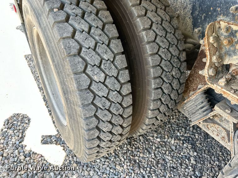 image for item DN0754 2007 Peterbilt  357 ready mix truck