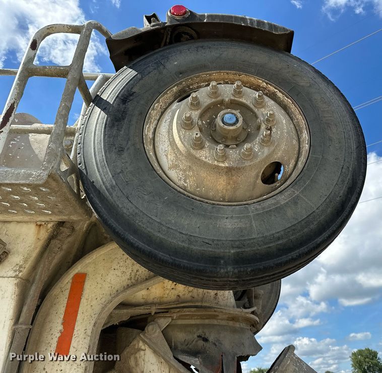 image for item DN0754 2007 Peterbilt  357 ready mix truck