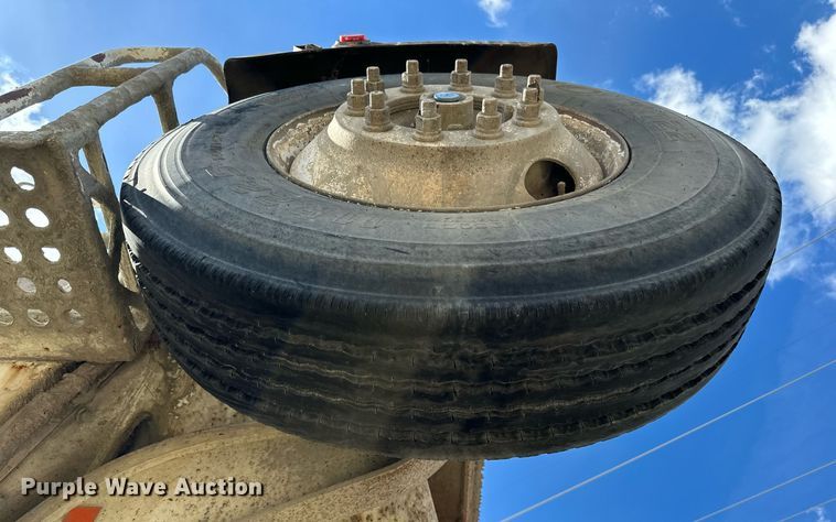 image for item DN0754 2007 Peterbilt  357 ready mix truck