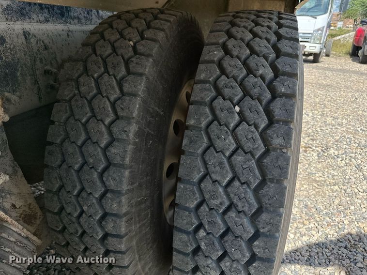 image for item DN0754 2007 Peterbilt  357 ready mix truck