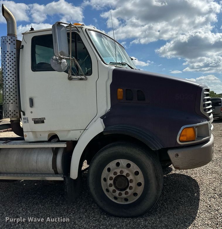 image for item DN0757 1999 Sterling  semi truck