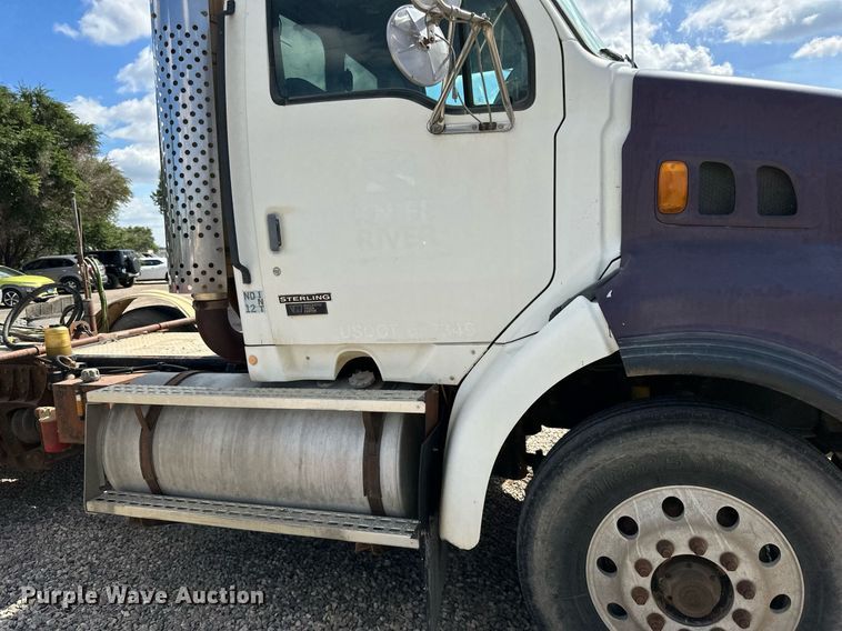 image for item DN0757 1999 Sterling  semi truck