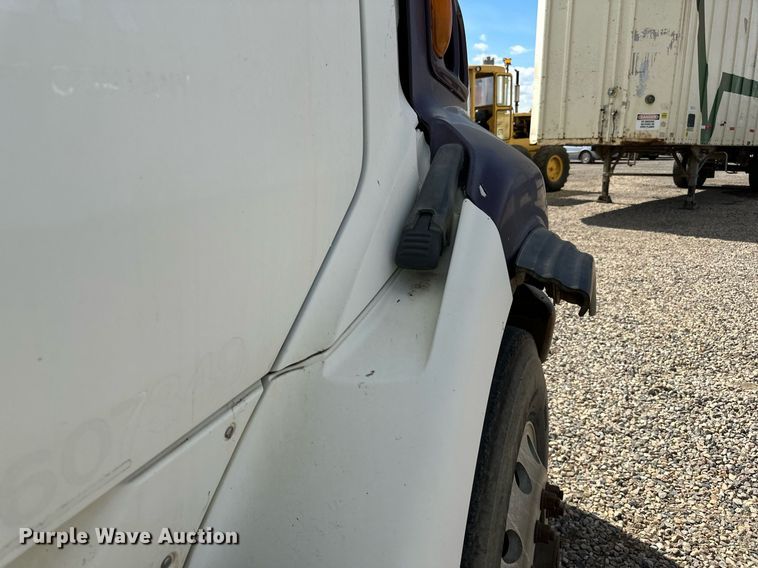 image for item DN0757 1999 Sterling  semi truck