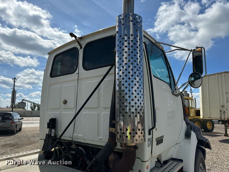 image for item DN0757 1999 Sterling  semi truck