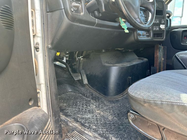 image for item DN0758 2009 GMC C6500 box truck