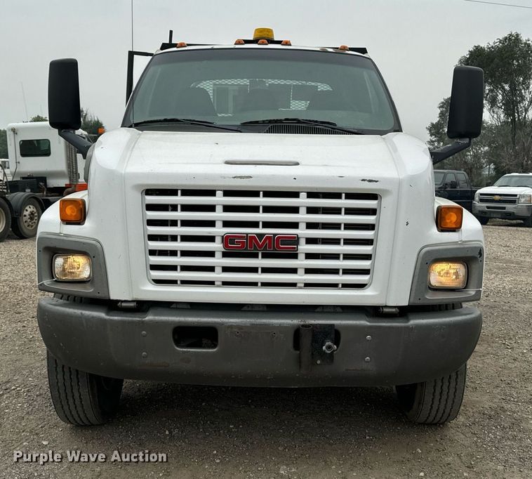 image for item DP8458 2005 GMC C7500 flatbed truck