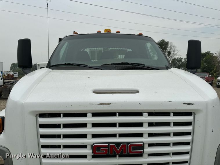 image for item DP8458 2005 GMC C7500 flatbed truck
