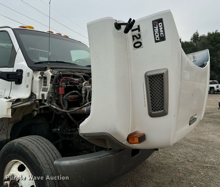 image for item DP8458 2005 GMC C7500 flatbed truck