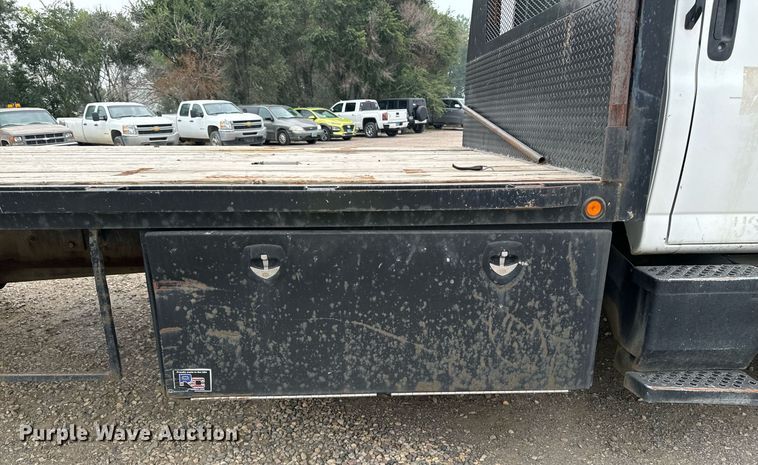 image for item DP8458 2005 GMC C7500 flatbed truck