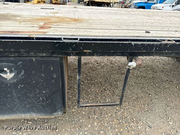 image for item DP8458 2005 GMC C7500 flatbed truck