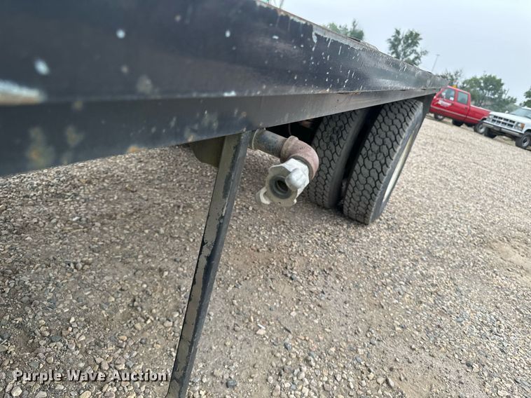 image for item DP8458 2005 GMC C7500 flatbed truck